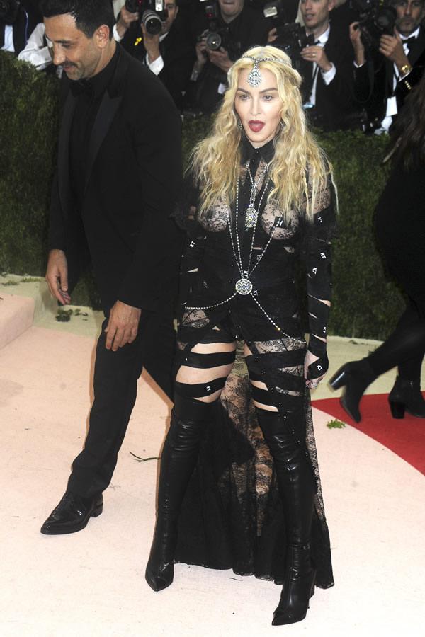  Autors: im mad cuz u bad Madonna izrādās caurspīdīgā mežģīņu kleitā