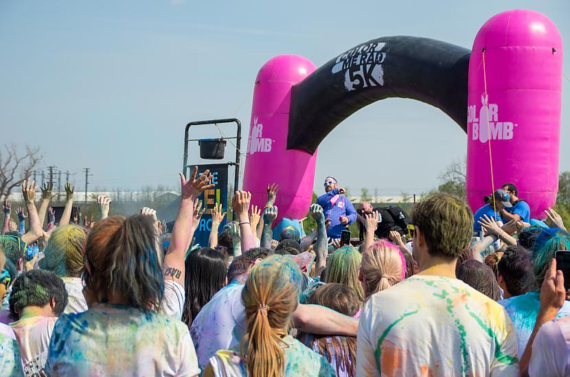 Pēc finiscarona visi pulcējas... Autors: ugnotbug Color Me Rad UK - piecu kilometru skrējiens dzīves izkrāsošanai!