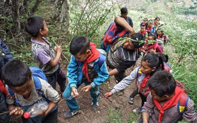  Autors: im mad cuz u bad Bērniem no Ķīnas ciemata jārāpjas kalnā, lai nokļūtu no skolas mājās