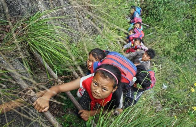 Bērnu bīstamo ceļu mājup... Autors: im mad cuz u bad Bērniem no Ķīnas ciemata jārāpjas kalnā, lai nokļūtu no skolas mājās