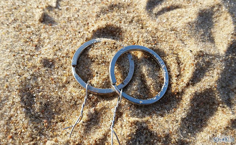 divi metāla gredzeni ar... Autors: pyrathe Ar metāla detektoru pa pludmali (pirmie eiro 2016)