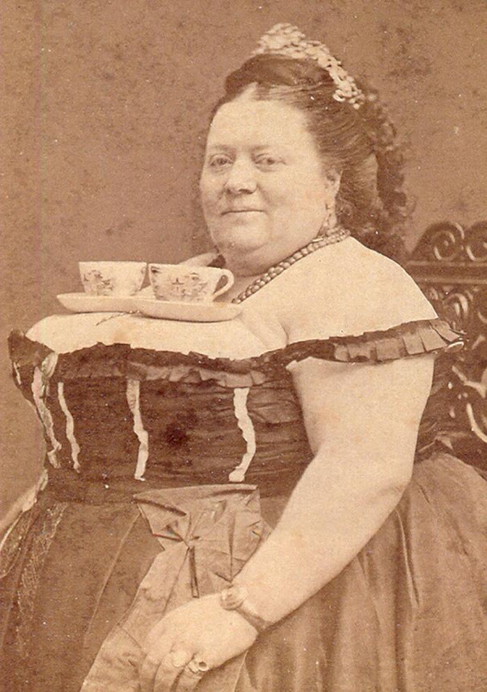 Unikāls tējas tascaronu... Autors: KALENS Reti viktoriāņu foto, kas pierāda, ka viņi nebija tik nopietni, kā Tev likās!