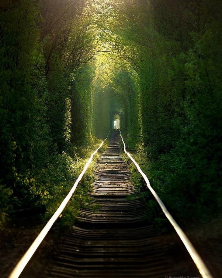 Ak scaronie Ukrainas dzelzceļi... Autors: ezkins 10 reālas vietas, kuras izskatās kā portāli uz burvju valstībām