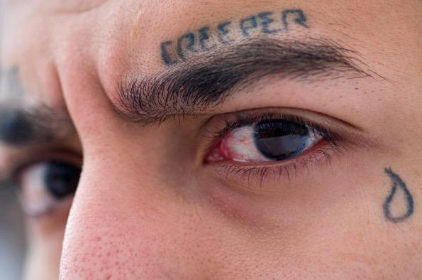 Asaras kontūraNepilnīga asara... Autors: KALENS Šokējošās cietumnieku tetovējumu nozīmes!
