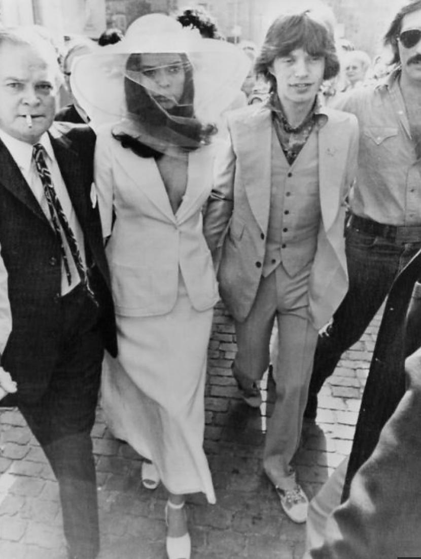 1971 Bjanka DžegereKad modele... Autors: Volāns Unikālākās un skandalozākās slavenību kāzu kleitas