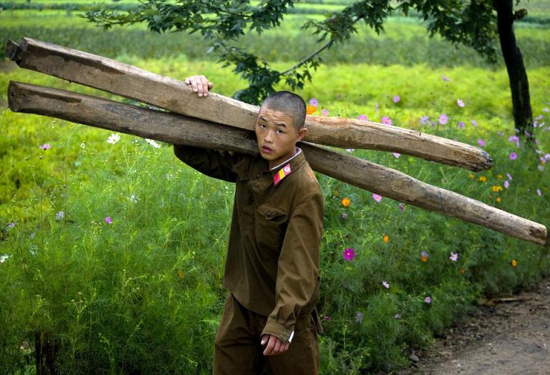 Ziemeļkorejas līderis Kims... Autors: zeminem 28 bildes, kas nedrīkstēja nonākt ārpus Ziemeļkorejas.
