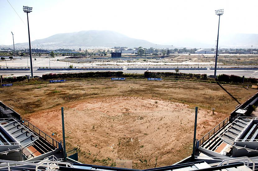 Pamestais Softbola stadions... Autors: matilde 23 attēli no aizmirstajiem Olimpiskajiem ciematiem