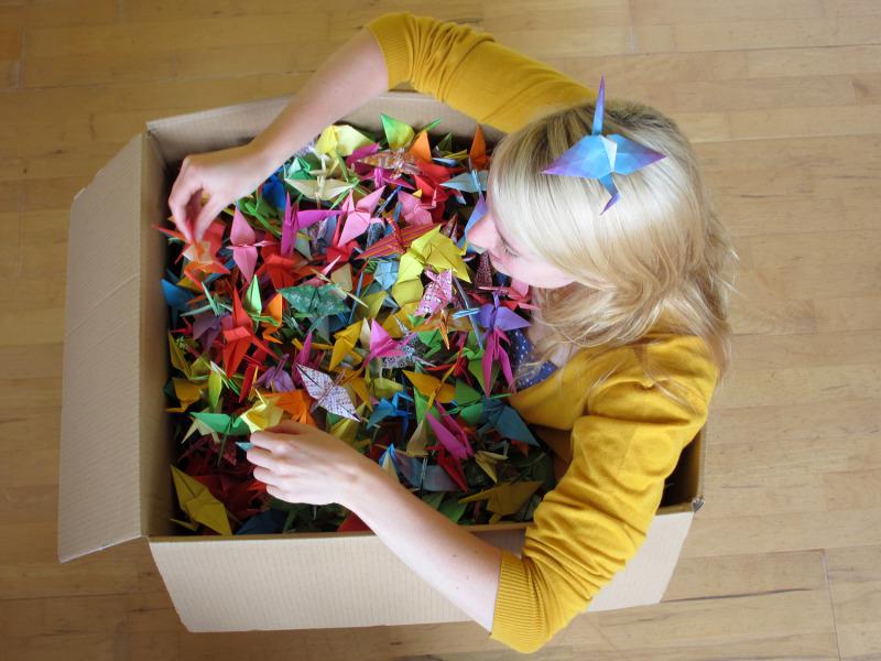 Tas brīdis kad man piedāvāja... Autors: Zviedriete Meitene ar 1000 origami dzērvītēm + mans origami