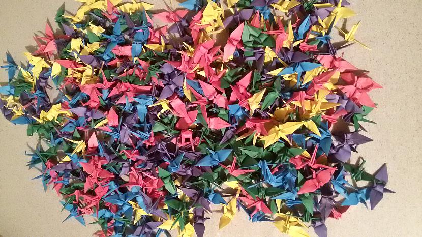 Scaroneit viena papildus bilde... Autors: Zviedriete Meitene ar 1000 origami dzērvītēm + mans origami