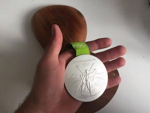 Beigu beigās medaļa tika... Autors: matilde Sportists noziedojis savu Rio olimpisko spēļu medaļu bērna cīņai ar vēzi