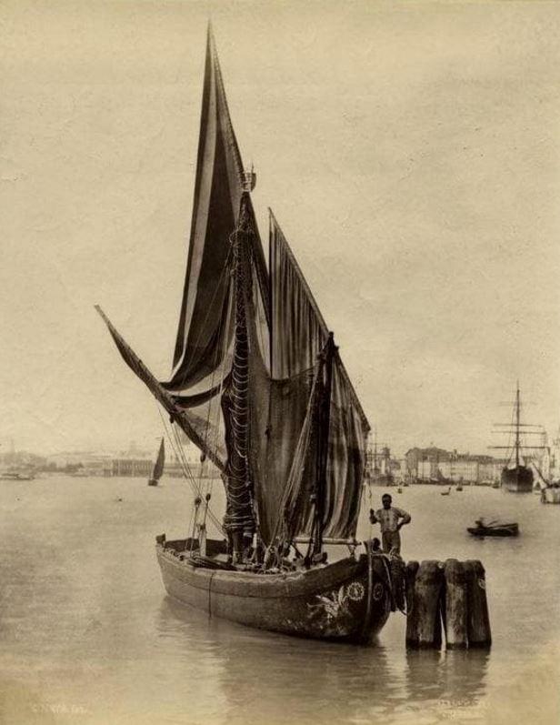 Tradicionālā koka laiva jeb... Autors: Lestets Venēcija - vēl tūristu nesabojāta