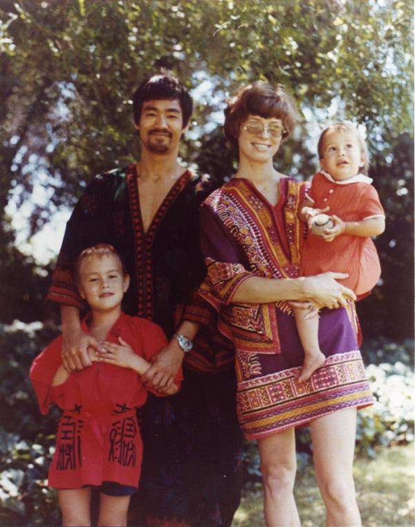 Brūss Lī ar ģimeni Autors: kaķūns 70+ interesanti foto ar aprakstiņiem #2