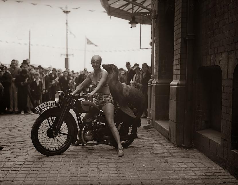 Sieviete ar roni uzstājās... Autors: Sanna Sievietes: Simts gadu uz motocikla