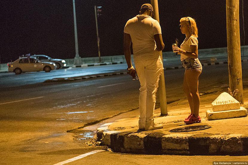 Policisti aiztur uz ielām... Autors: matilde Sekstūrisms Kubā: Kāda ir ielasmeitu dzīve?