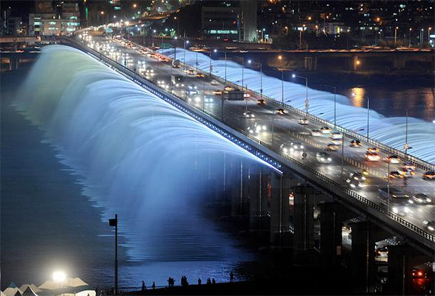 Tilta strūklaka Seulā... Autors: Ciema Sensejs Atmiņā paliekošas strūklakas