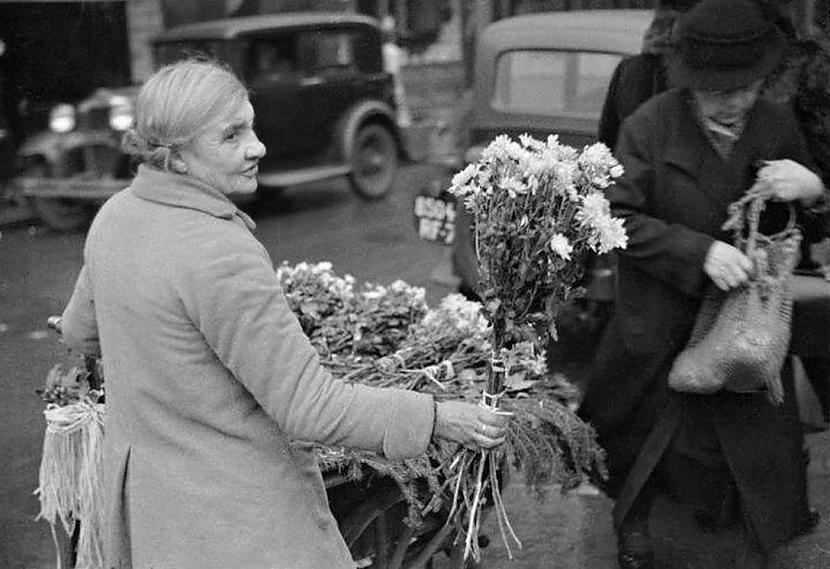 Puķu pārdevēja 1932g Autors: Lestets Dzīve Parīzē pirms 80 gadiem