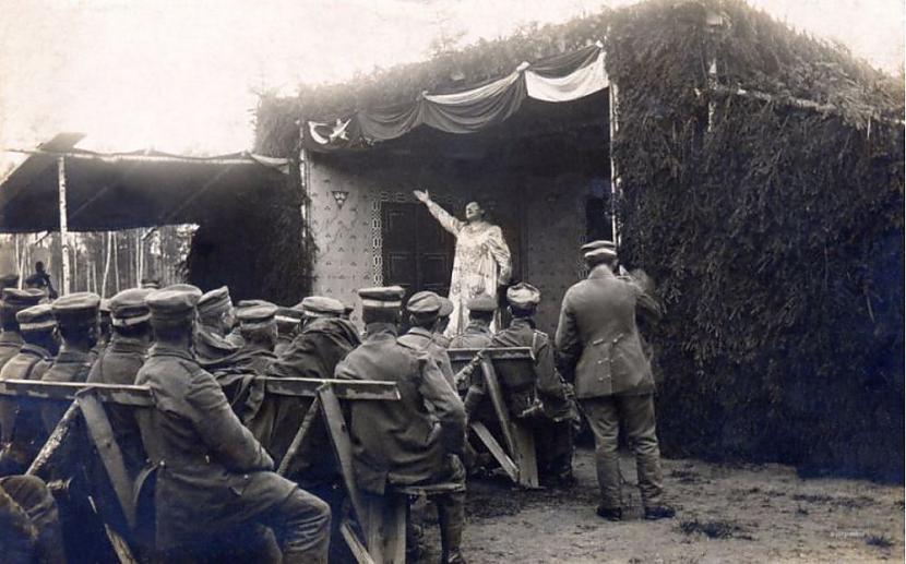 Pagliacci uzstāscaronanās... Autors: Lestets Retas bildes no 1. pasaules kara ierakumiem