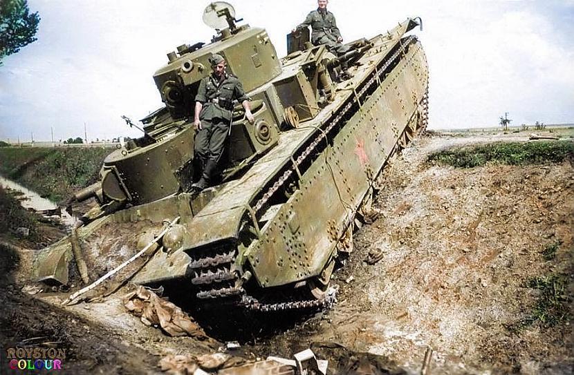 Pamests un bojāts krievu tanks... Autors: Lestets 2. pasaules kara bildes, kas pārsteigs!