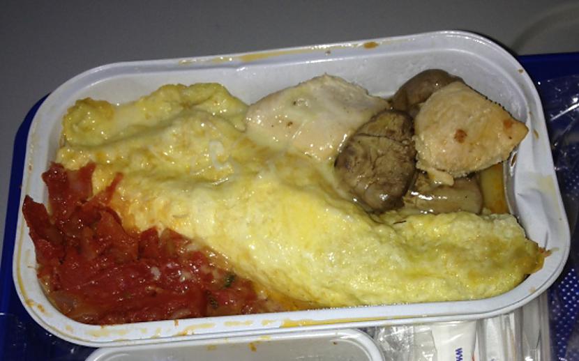 Sēņu omlete nbspquotFreebird... Autors: Latvian Revenger Redzot šos ēdienos, ko pasniedz lidmašīnās, priecāsies, ka brauc ar mašīnu