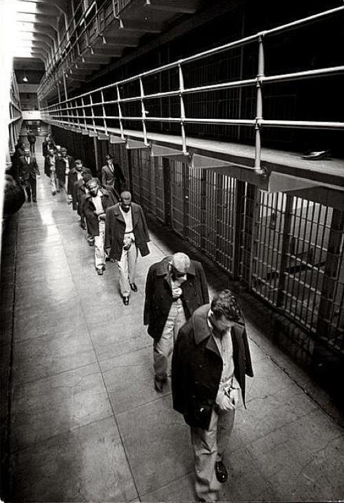 Pedējie ieslodzītie pametot... Autors: franklins01 Reti vēsturiski foto [20+ bildes]