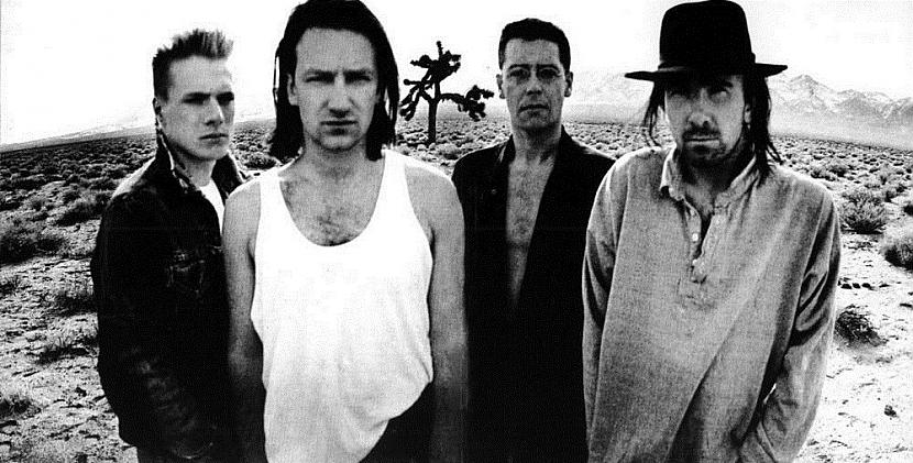 Rokgrupas U2 biedri pozē pie... Autors: MrLatviskais Koki, kurus filmas, mūzika, māksla un literatūra padarīja slavenus