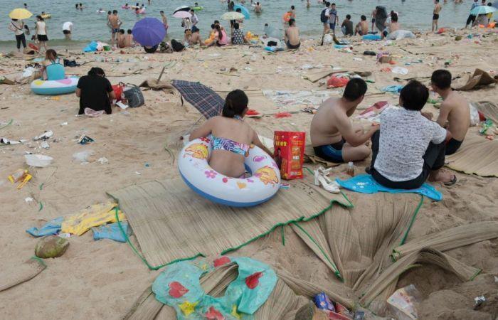 Apēdi pārtiku Tad iepakojumu... Autors: Emchiks Briesmīgākā pludmale Ķīnā