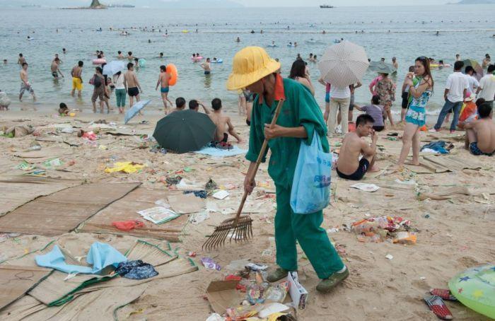Tante mēģina uzkopt pludmali... Autors: Emchiks Briesmīgākā pludmale Ķīnā