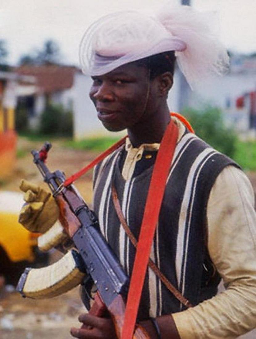 quotMan tevi noscaronaut vai... Autors: Viens Zeks Āfrikas partizānu formastērpi.