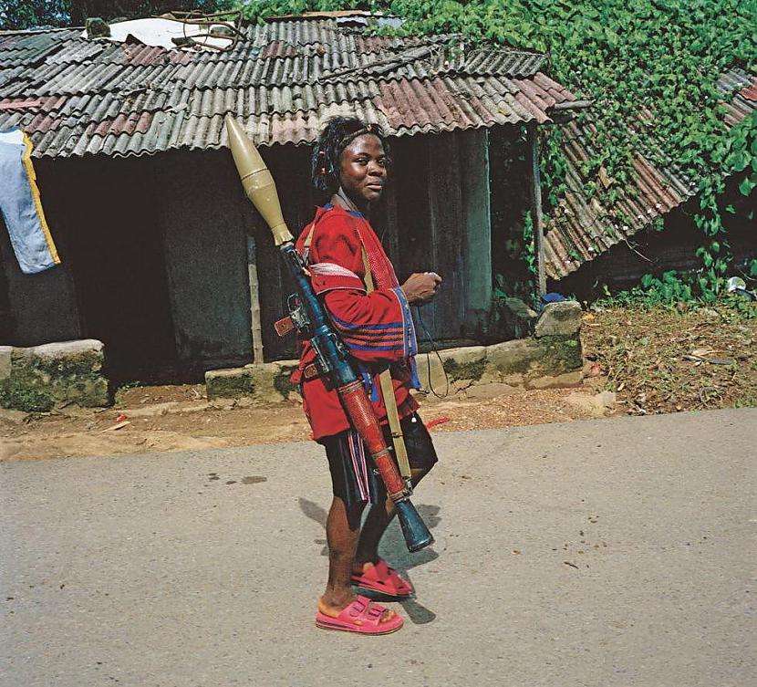 Galvenais lai apģērbs piestāv... Autors: Viens Zeks Āfrikas partizānu formastērpi.