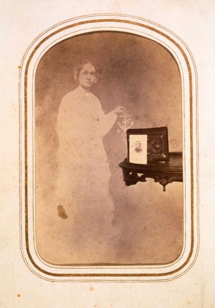 Spoks pie galda 1865g Autors: Lestets Vēsturiskas spoku fotogrāfijas