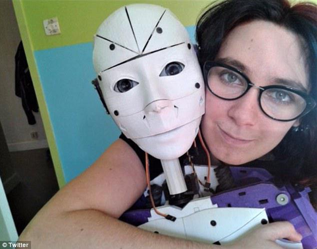 laquoMan ļoti patīk roboti Un... Autors: matilde Šī sieviete ir iemīlējusies robotā un vēlas to apprecēt!