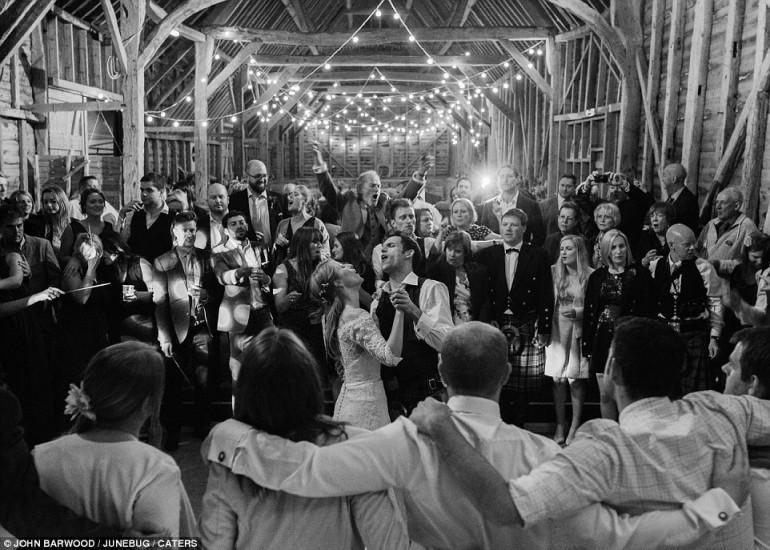 Līgava un līgavainis dzied... Autors: 100 A 28 labākās kāzu bildes no 2016. Fantastiski skati un kompozīcijas.