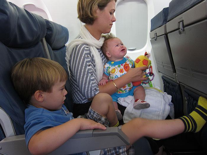 laquoScaronīs laquolabumu... Autors: Svētdiena Kāpēc nevajadzētu atvainoties citiem par to, ka lidojuma laikā tavs mazulis raud