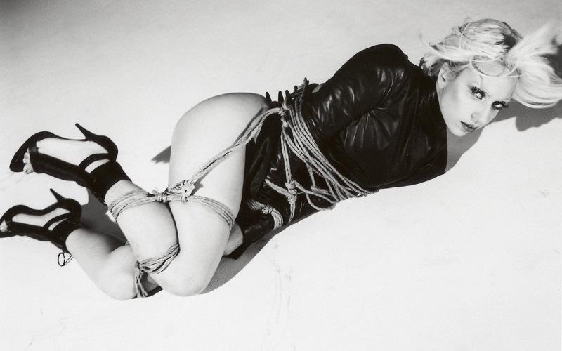 Lai scaronī fotosesija vispār... Autors: matilde Uz robežas starp BDSM un erotiku: Lēdijas Gagas jaunā provokatīvā fotosesija