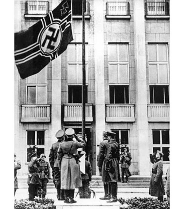 Parādes vidū notika karoga... Autors: GargantijA Vērmahta un Sarkanās armijas kopējā parāde Brestā