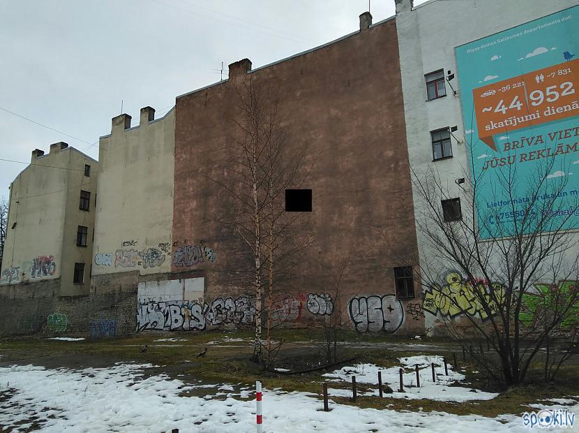 Tas ko pamanījām pārsteidza... Autors: Testu vecis Kas tad tas pie kādas ēkas sienas Rīgā?