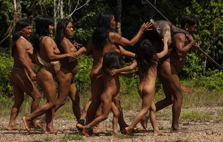  Autors: bebuljons Fotogrāfs 12 dienas pavadīja kopā ar kādas Amazones cilts mežoņiem.