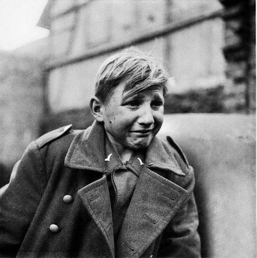 Raudoscaronais vācu kareivis... Autors: Lestets No mīlestības līdz nāvei - ikoniskas fotogrāfijas | 3. daļa