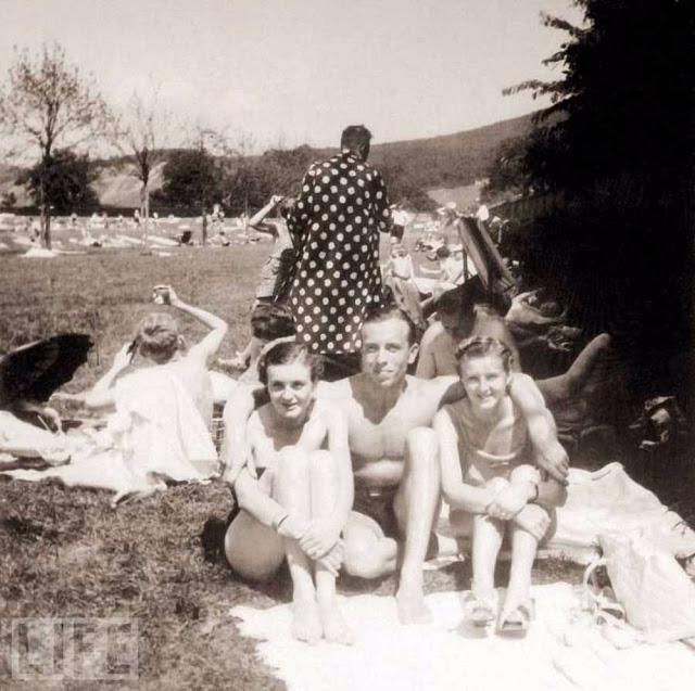 Kopā ar draugiem atpūtā... Autors: Lestets Eva Brauna - vēl neredzētas Hitlera sievas fotogrāfijas