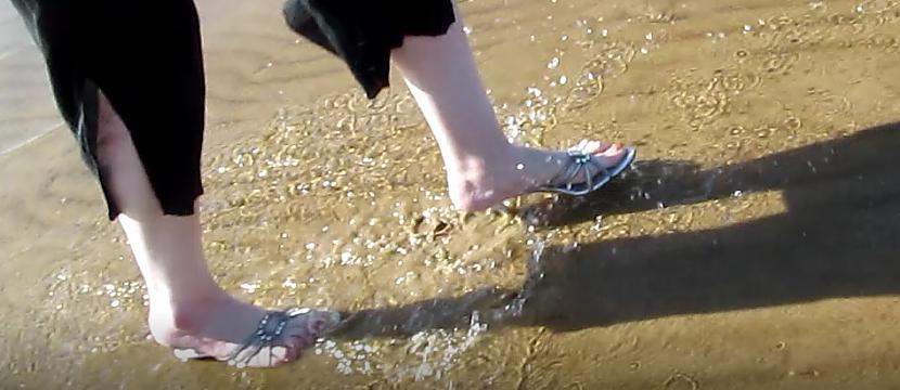 Pēc scaronādas ātras kāju... Autors: Fosilija "Lietus sandaļu" testi: vienkāršas sandales