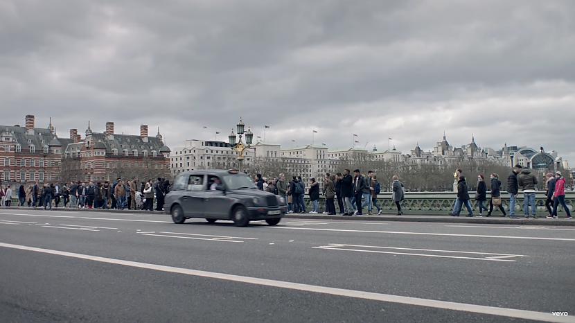 Cilvēki mūsdienās ir... Autors: matilde Mināžas jaunajā mūzikas klipā redzams Vestminsteras tilts dienu pirms terorakta!