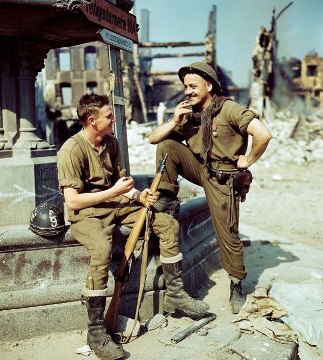 Kanādiesu karavīri... Autors: Lestets Neticamas krāsainas bildes no 2. pasaules kara ikdienas