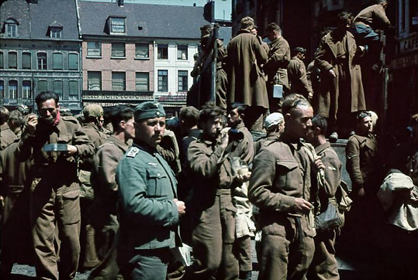 Sagūstītie britu karavīri... Autors: Lestets Neticamas krāsainas bildes no 2. pasaules kara ikdienas
