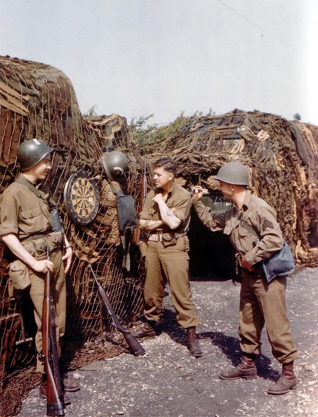 ASV karavīri spēlē... Autors: Lestets Neticamas krāsainas bildes no 2. pasaules kara ikdienas