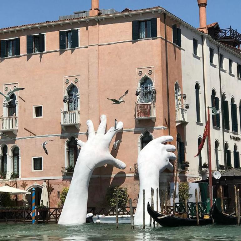 Tas ir spēcīgs aicinājums... Autors: 100 A Venēcijā no ūdens paceļas milzu rokas. Vēsta par nozīmīgu problēmu!