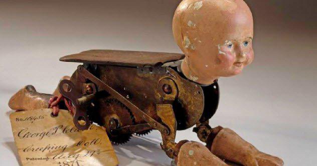 Rāpojoscaronā mazuļa lelle... Autors: Testu vecis Biedējošas bērnu rotaļlietas no pagātnes