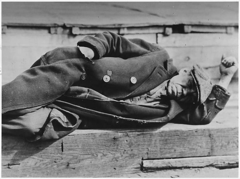 Bezdarbnieks guļ pilsētas ostā... Autors: Lestets Lielā Depresija Ņujorkā