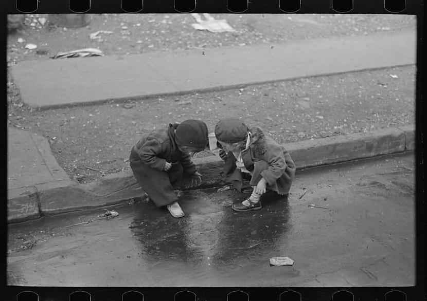 Bērni rotaļājas notekūdeņos... Autors: Lestets Lielā Depresija Ņujorkā