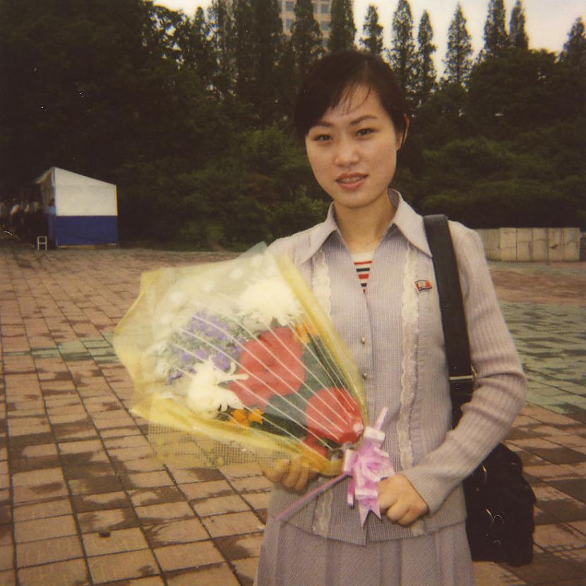 Viņas darbs ir pārdot ziedus... Autors: KALENS Ielūkojies Ziemeļkorejā caur šiem nelikumīgi uzņemtajiem polaroīdiem!