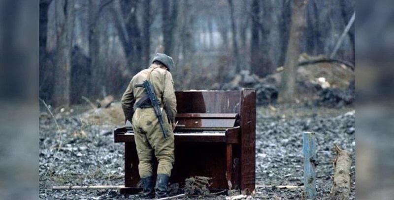 Krievu karavīrs spēlē uz... Autors: Lestets Sāpīgākie mirkļi fotogrāfijās